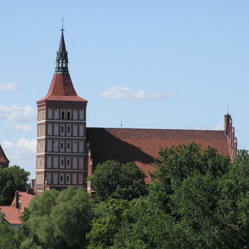 Na wieży olsztyńskiej katedry rozpoczęto montaż  dzwonu  Kopernik